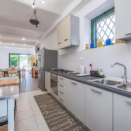 4 Bedroom Beautiful In Casa de Férias