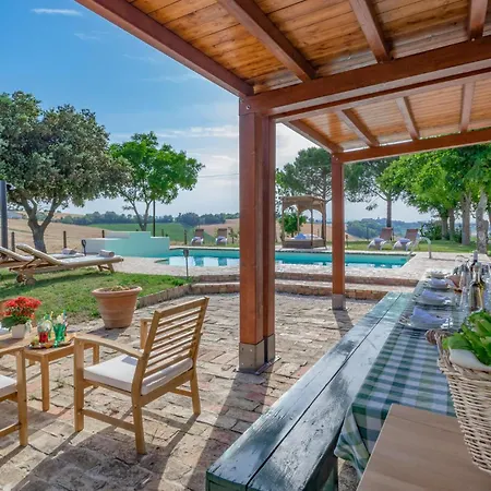 4 Bedroom Beautiful In Casa de Férias *