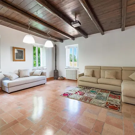 4 Bedroom Beautiful In Casa de Férias