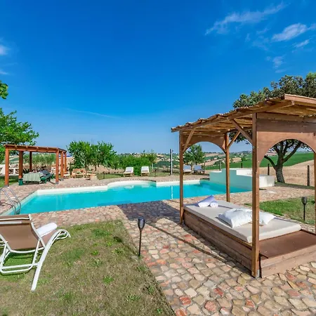 4 Bedroom Beautiful In Casa de Férias